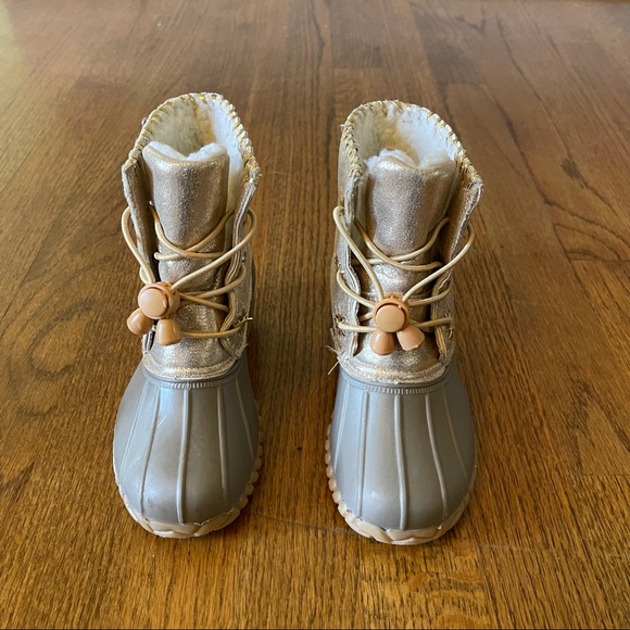 Olivia Miller Girls Metallic Gold Duck Boots - Picture 13 of 15